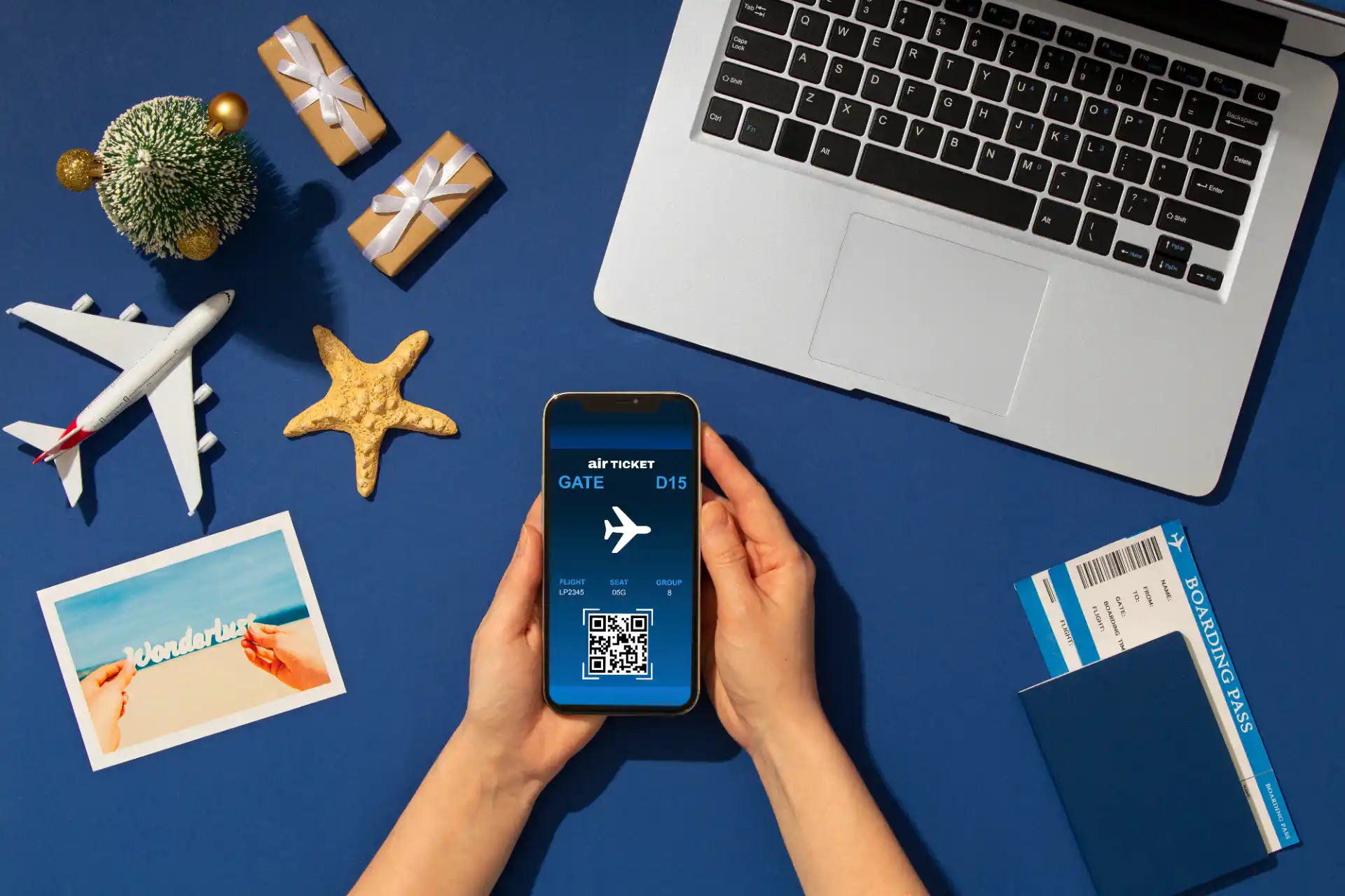 christmas-travel-concept-with-laptop